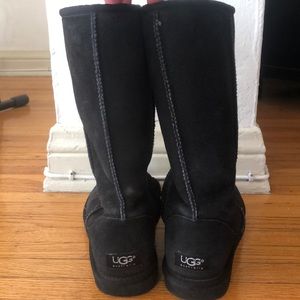 UGG  classic boots . Black .